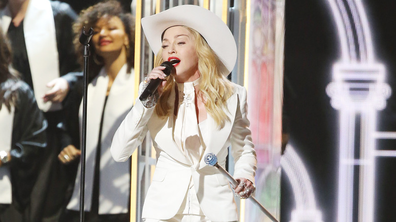 Madonna viste traje blanco y sombrero de vaquero en los premios Grammy 2014