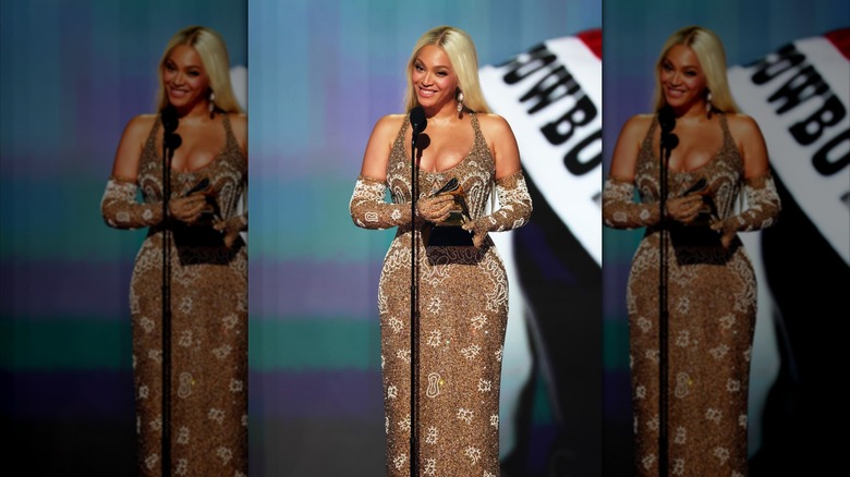 Beyoncé aceptando un premio en los Grammy 2025