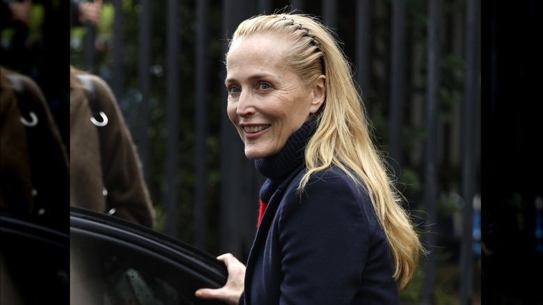 Gillian Anderson abandona el desfile Miu Miu FW 26/27.