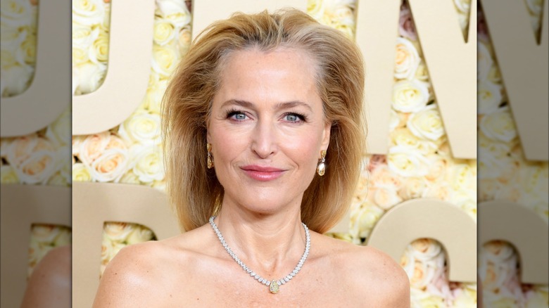 Gillian Anderson en los Globos de Oro 2024.