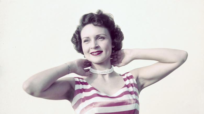 Betty White, estrella de televisión se muestra en esta fotografía