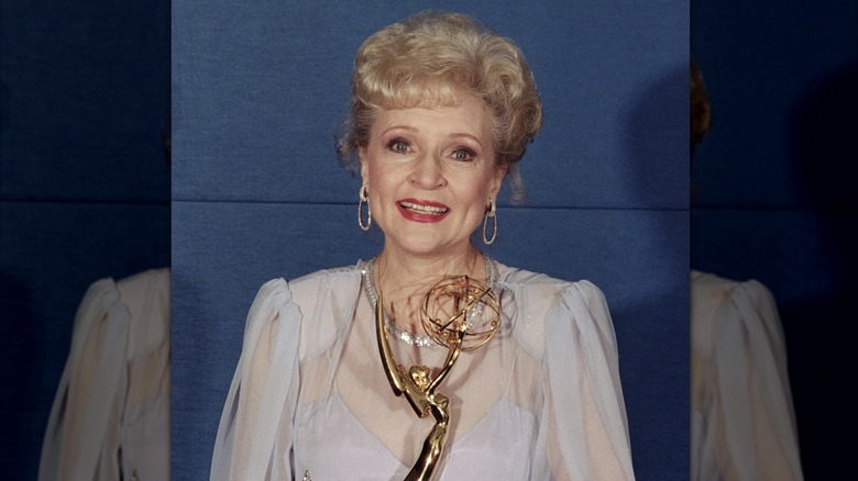 La ganadora del Emmy Betty White entre bastidores en el show de los premios Emmy, el 21 de septiembre de 1986 en Pasadena, California