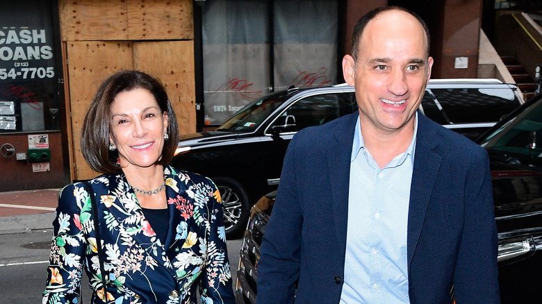 Hilary Farr con una chaqueta con estampado botánico y David Visentin caminando juntos en la ciudad de Nueva York.