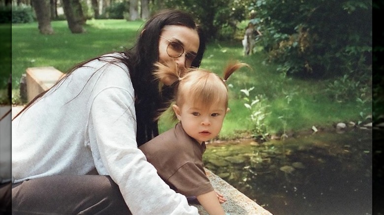 Demi Moore posando con su nieta Louetta