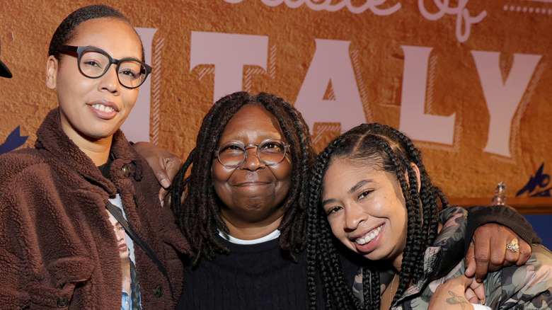 Whoopi Goldberg con su hija Alex y su nieta Amara