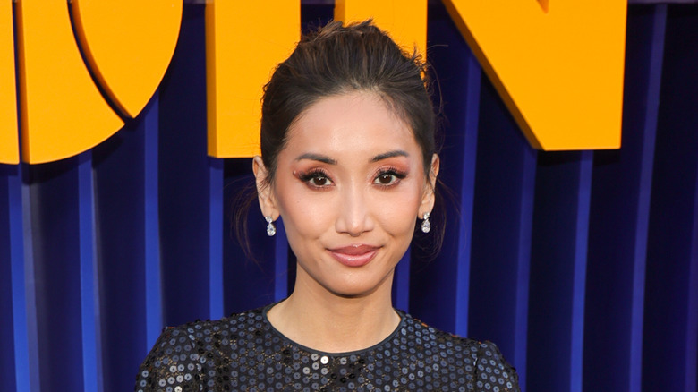 Brenda Song con vestido de lentejuelas