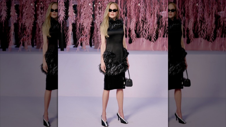Nicole Kidman en la Semana de la Moda de París vestida completamente de negro en enero de 2026