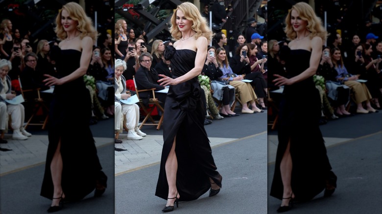 Nicole Kidman desfilando con un vestido negro en octubre de 2025