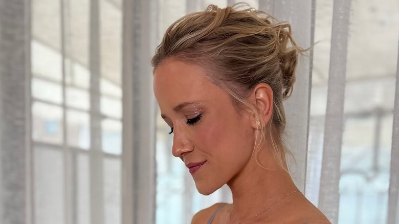 Jessy Schram posa con los ojos cerrados para lucir su look