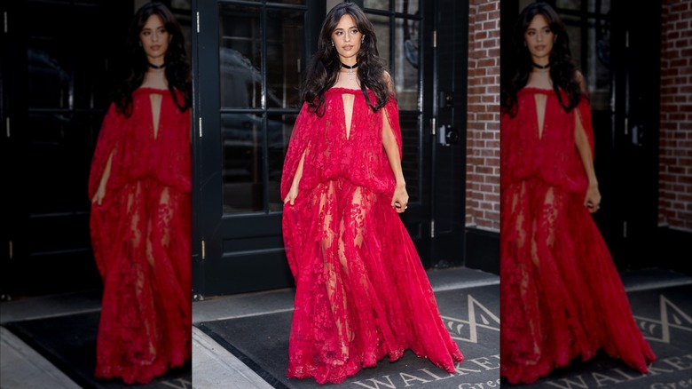 Camila Cabello rumbo a la boda de Taylor Swift y Travis Kelce en 2026