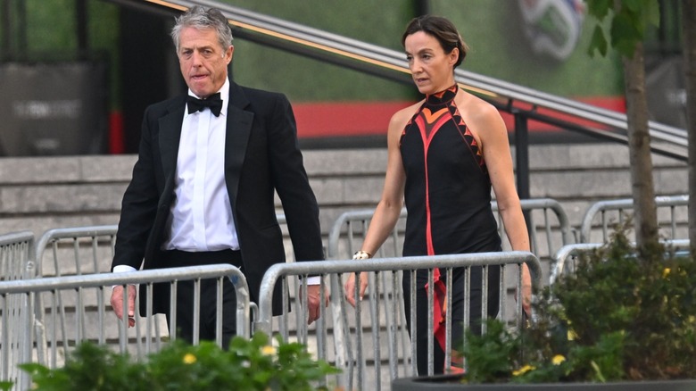Anna Elisabet Eberstein con Hugh Grant llegando a la boda de Taylor Swift y Travis Kelce.