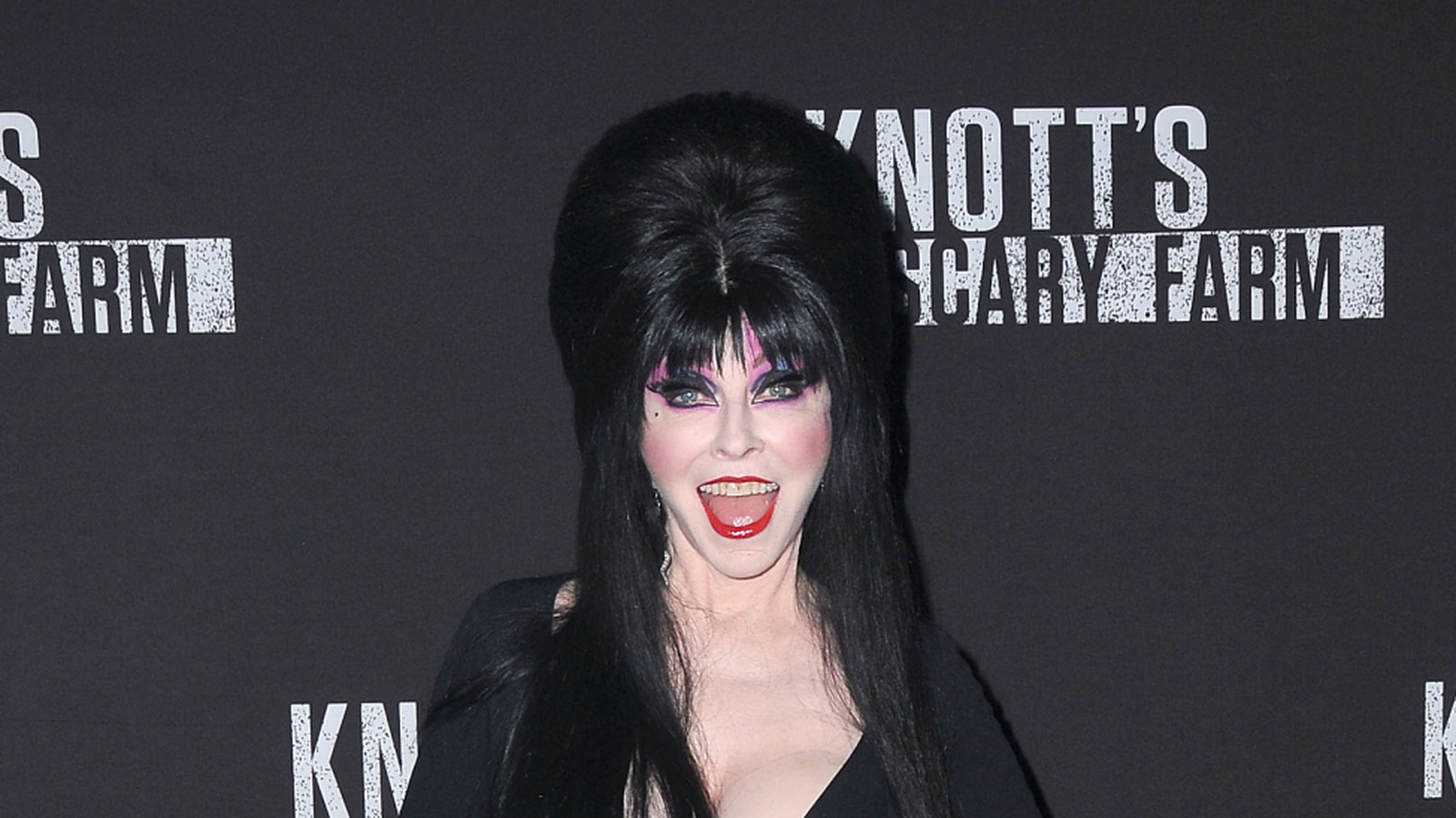 La estrella de los 80, Elvira, se ve tan diferente sin su cabello y maquillaje característicos