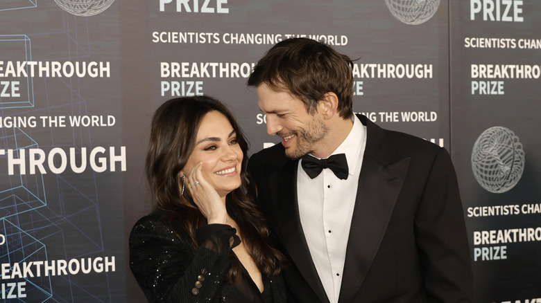 Mila Kunis y Ashton Kutcher riendo