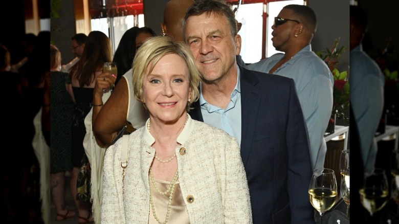 Eve Plumb y su esposo Ken Pace sonríen y posan juntos