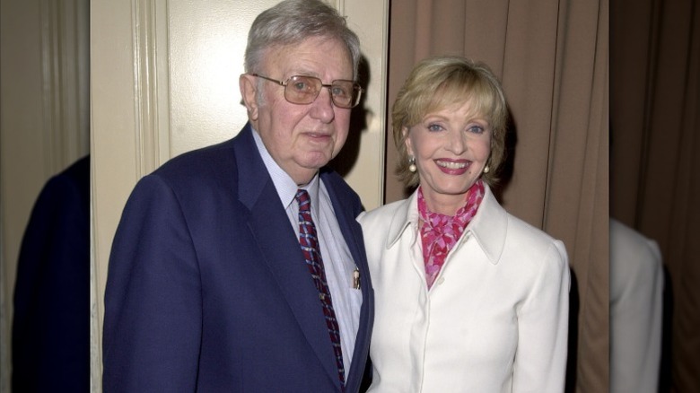 El hipnoterapeuta John George Kappas y su esposa Florence Henderson posan juntos