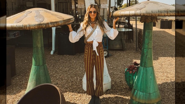 Chelsea Meissner junto a esculturas de hongos