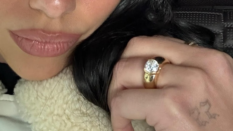 Dua Lipa publicó esta selfie con un cálido abrigo de invierno blanco en su Instagram en febrero de 2025.