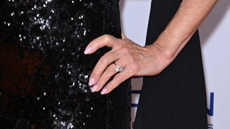 Jane Seymour y John Zambetti posan vestidos de negro en la 33.ª Gala Anual de la Carrera para Erase MS en Los Ángeles en junio de 2026.
