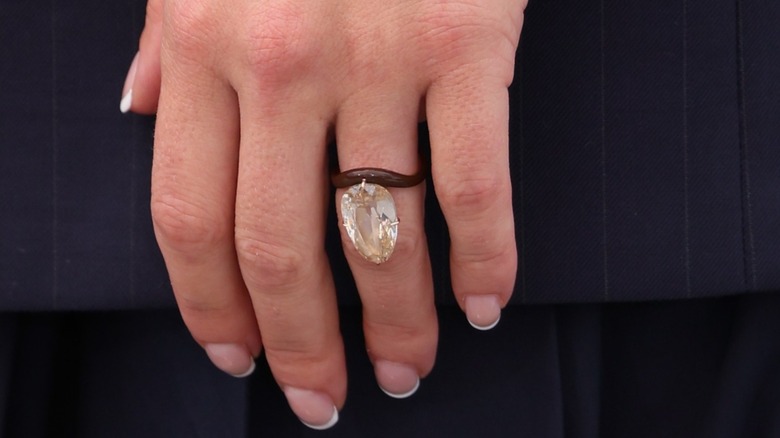 Scarlett Johansson luce su anillo de compromiso en la 