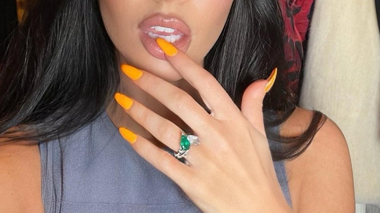 Stephen Webster Jewellery publicó esta selfie de Megan Fox en Instagram en 2022 con su anillo de compromiso en un lugar destacado en su mano con uñas de color naranja brillante.