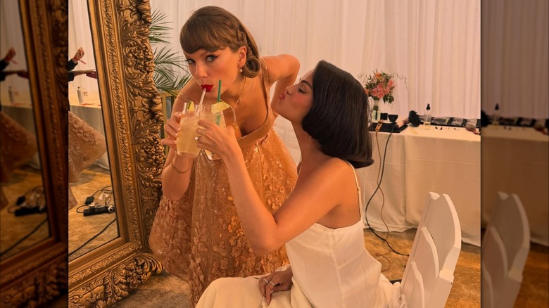 Selena Gomez y Taylor Swift en la boda de Gomez en 2025.
