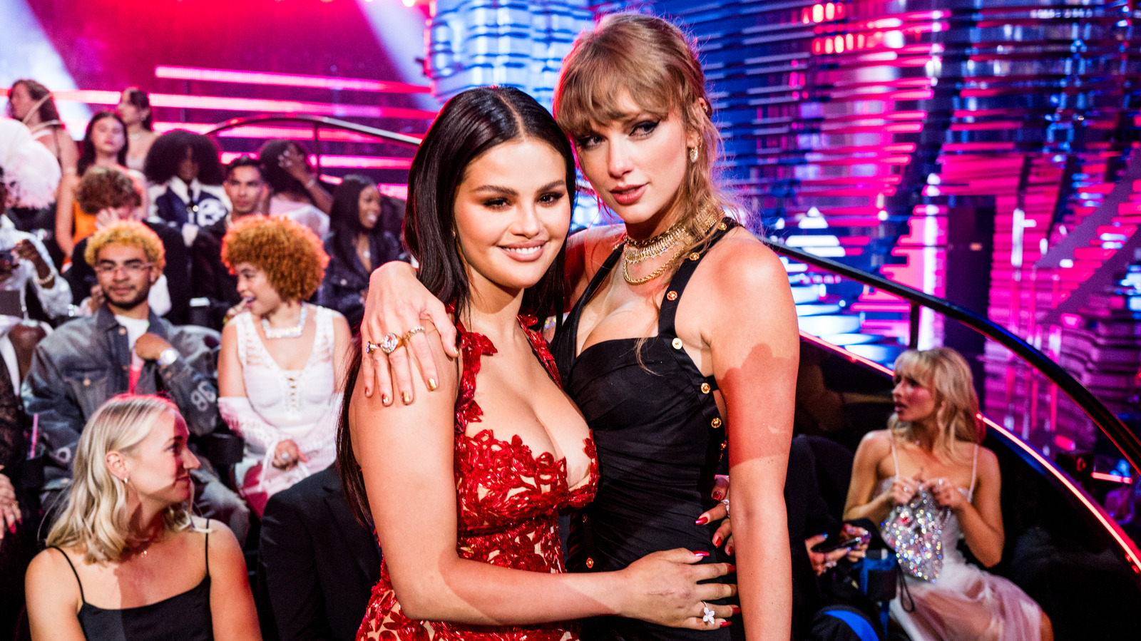 Selena Gomez hizo un astuto guiño a sus propias nupcias con un vestido dorado en la boda de Taylor Swift
