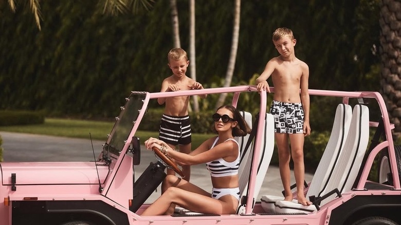 Paulina Gretzky posó en un Jeep rosa con sus hijos, Tatum y River Johnson.