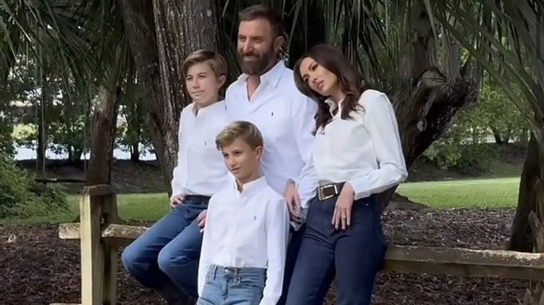 Dustin Johnson, Paulina Gretzky, Tatum Johnson y River Johnson, posando para una foto con atuendos a juego.
