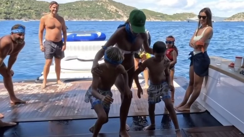 Una familia observa cómo Paulina Gretzky juega con sus hijos, Tatum y River Johnson, en un barco.