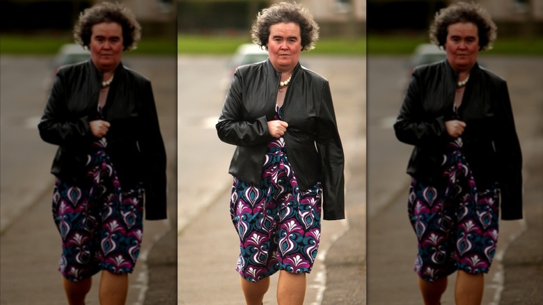 Susan Boyle pasea luciendo un vestido geométrico y una chaqueta de cuero