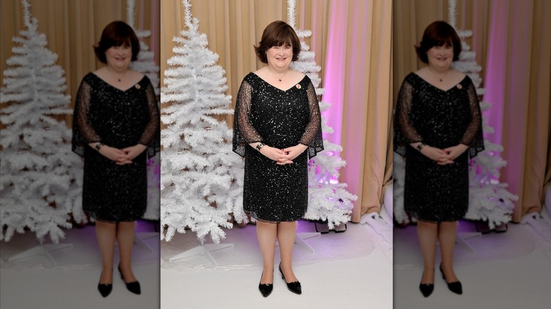Susan Boyle sonríe con un vestido negro de lentejuelas