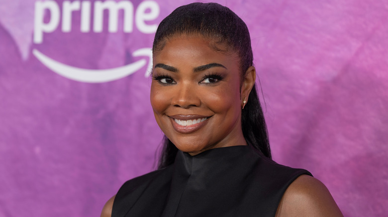 Gabrielle Union sonríe con un top negro de cuello alto