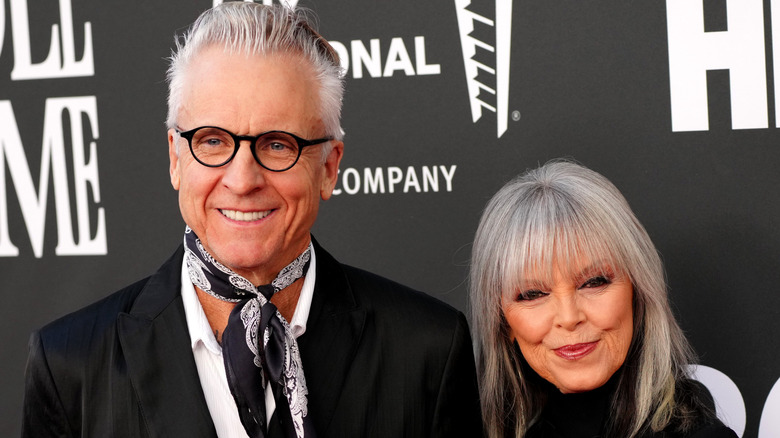 Pat Benatar y Neil Giraldo posan para una foto frente a un fondo en blanco y negro.