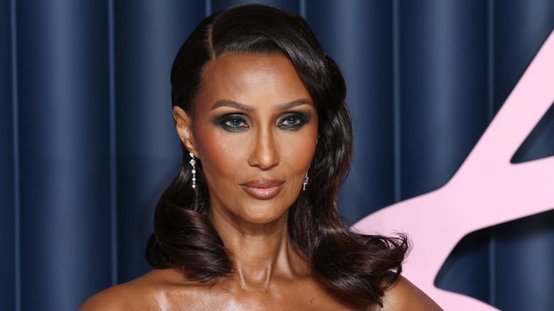 Iman en los Fashion Awards de 2025.