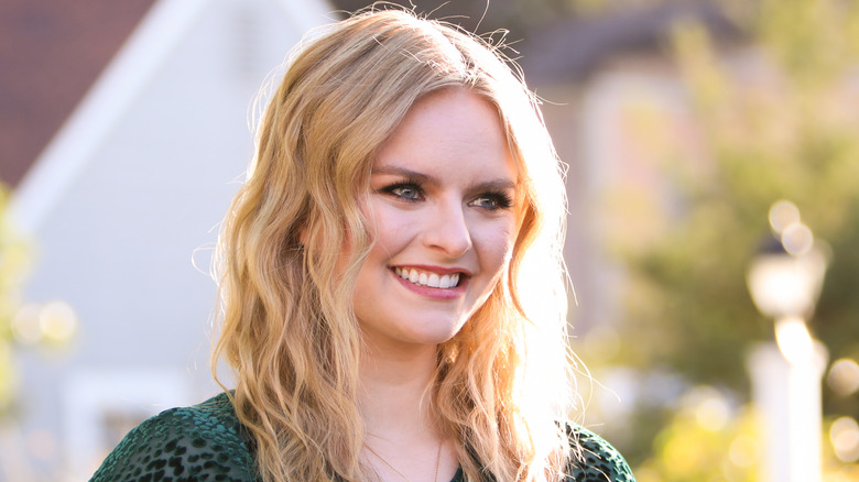 La actriz Andrea Brooks visita Hallmark Channel "Hogar y familia" en Universal Studios Hollywood el 12 de febrero de 2020 en Universal City, California.