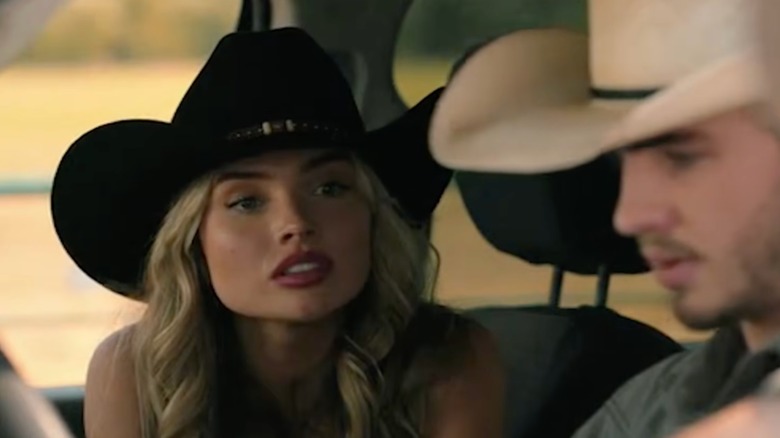 Oreana Jackson con un sombrero de vaquero negro y lápiz labial rojo en una escena de 