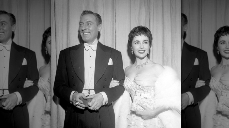 Elizabeth Taylor asiste a los Premios de la Academia con su segundo marido, el actor Michael Wilding, el 25 de marzo de 1954 en Los Ángeles.
