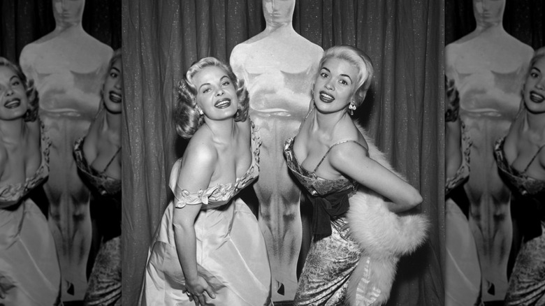 Cleo Moore y Jayne Mansfield en los Oscar de 1956