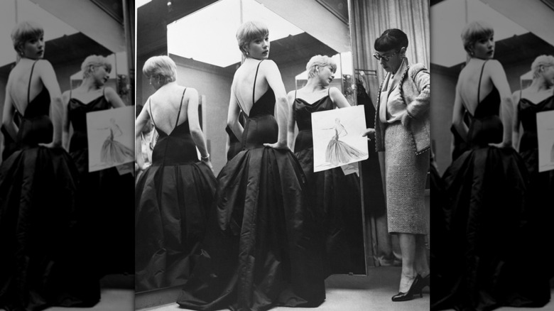 Shirley MacLaine con su vestido de los Oscar de 1959