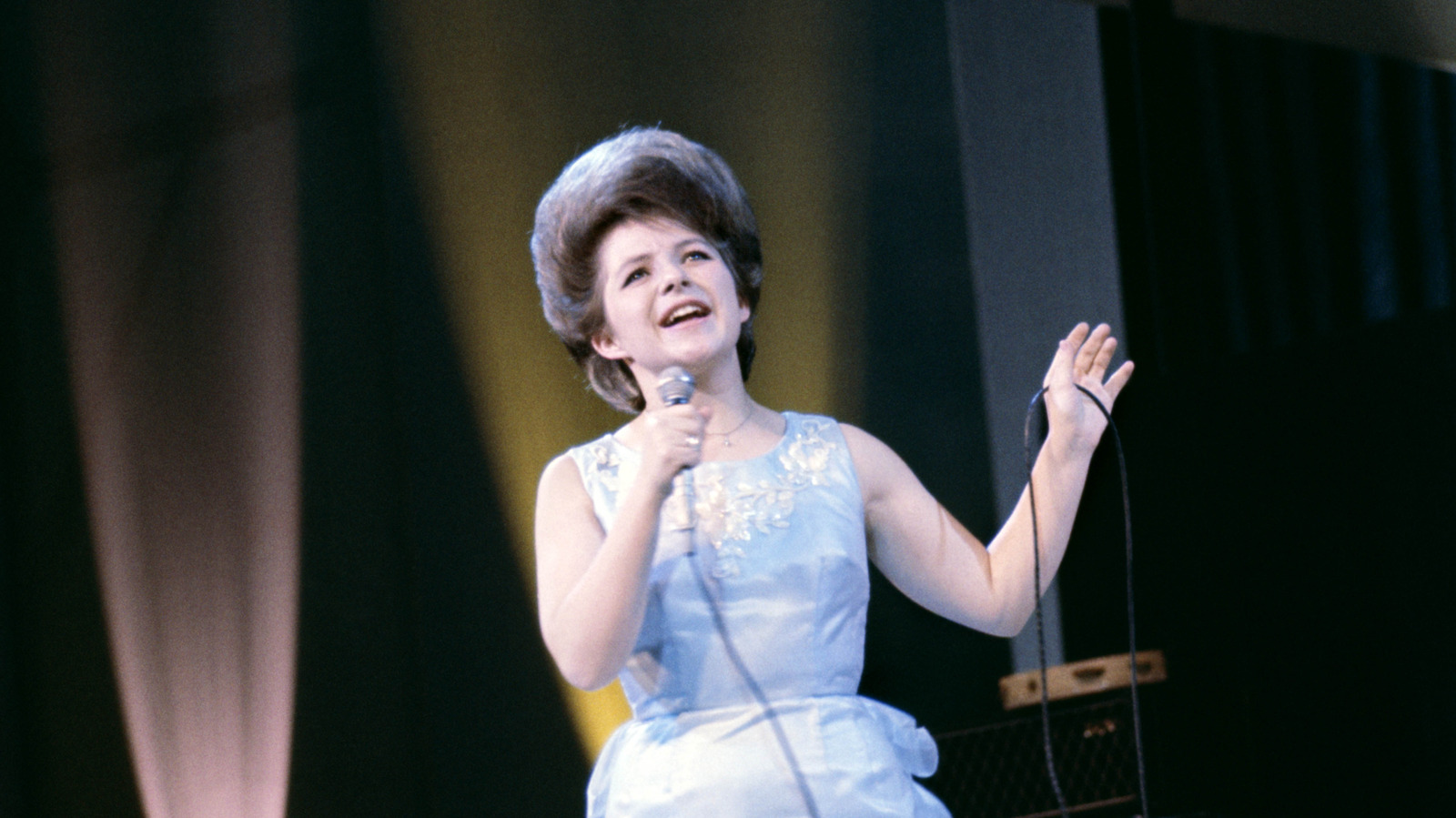 La cantante de los años 50 Brenda Lee ha probado muchas tendencias de cabello diferentes, pero siempre mantiene esta