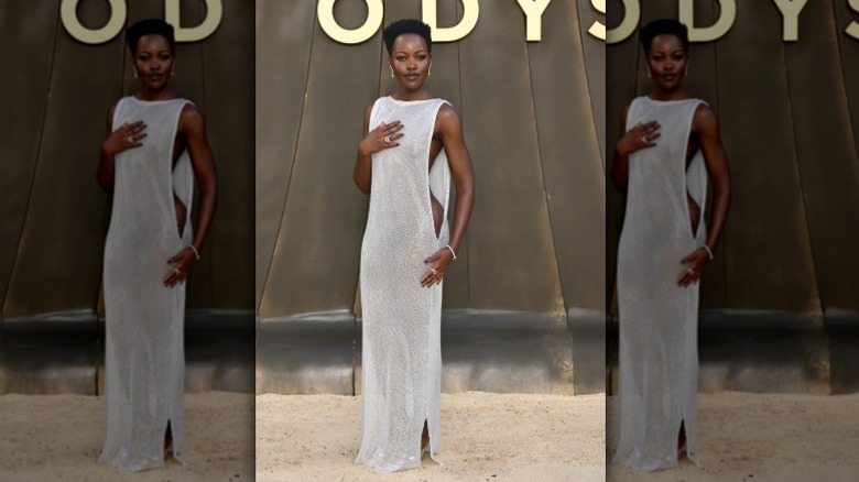 Lupita Nyong'o con un vestido plateado en el estreno mundial de La Odisea