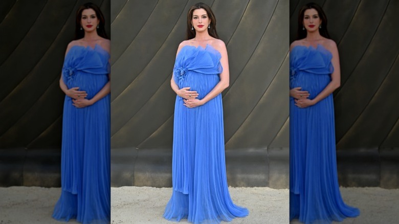 Anne Hathaway con un vestido de inspiración griega en el estreno de Odisea
