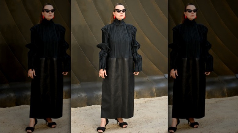 Samantha Morton posando con un vestido negro de Bottega Veneta