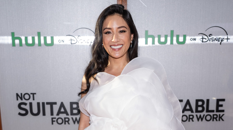Constance Wu luciendo un vestido blanco y maquillada