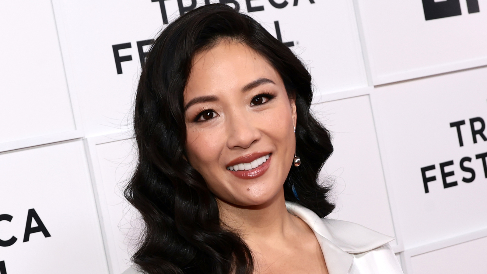 Constance Wu es una belleza de rostro fresco sin maquillaje