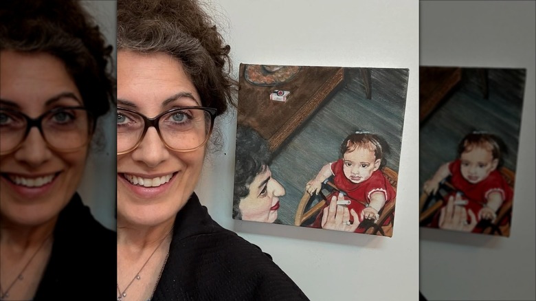 Lisa Edelstein posa frente a una obra de arte en junio de 2025