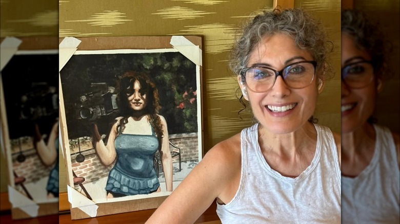 Lisa Edelstein posa con su arte en agosto de 2025