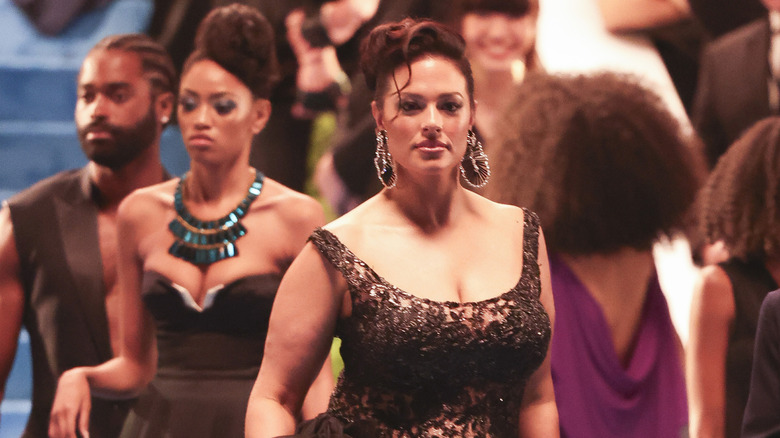 Ashley Graham vista en el set de 
