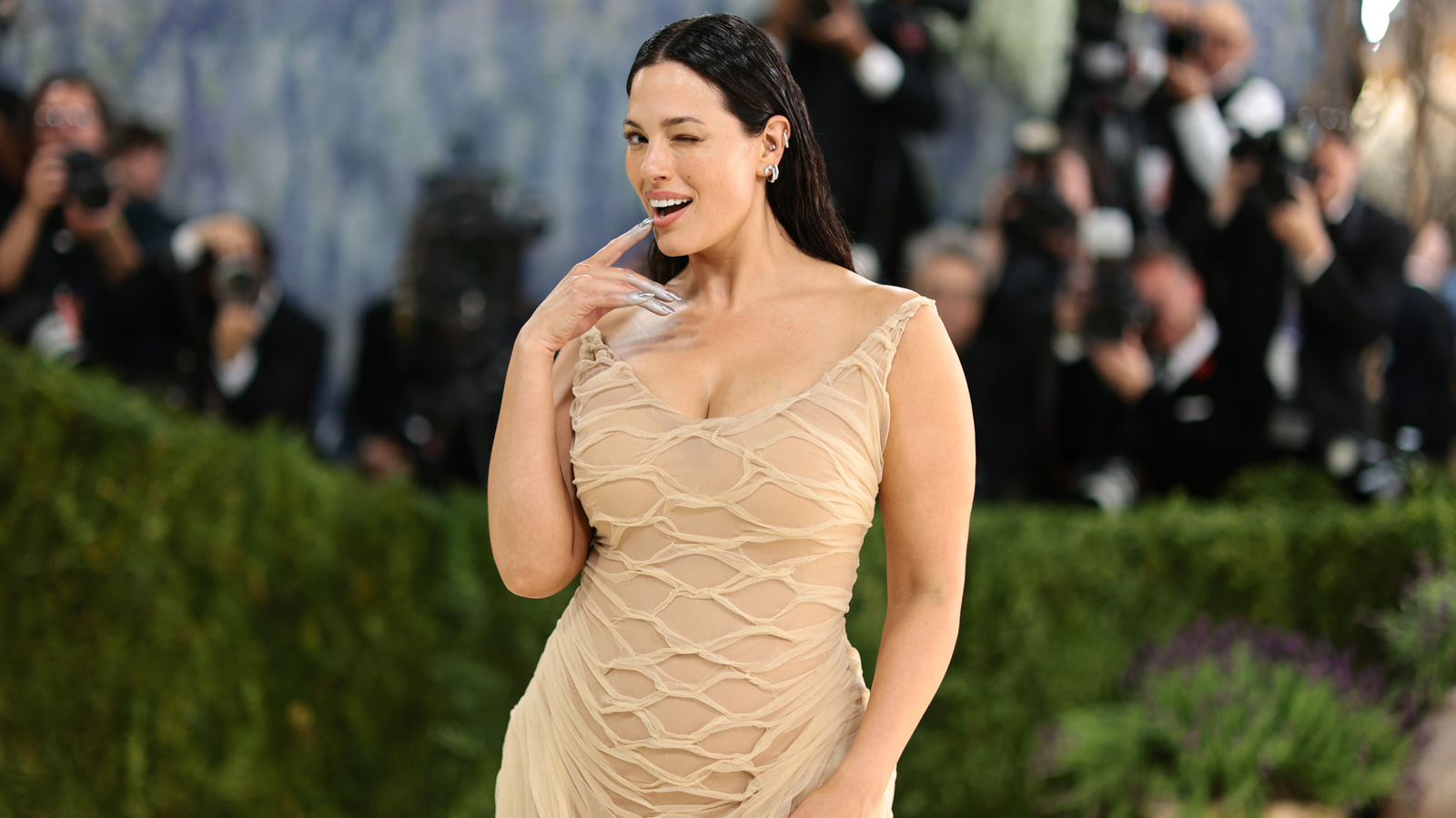 Ashley Graham todavía está trabajando para 'conocer' su nuevo cuerpo después de tener hijos