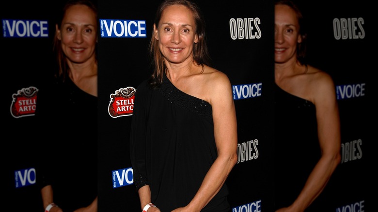 Laurie Metcalf con un top de un solo hombro en 2010